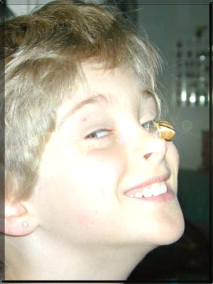 Kind mit Schnecke auf der Nase